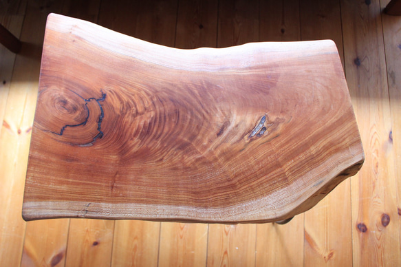 存在感のある　天然木　欅の一枚板のテーブル　リビングテーブル　センターテーブル　カフェテーブル　コーヒーテーブル　 5枚目の画像