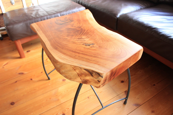 存在感のある　天然木　欅の一枚板のテーブル　リビングテーブル　センターテーブル　カフェテーブル　コーヒーテーブル　 4枚目の画像