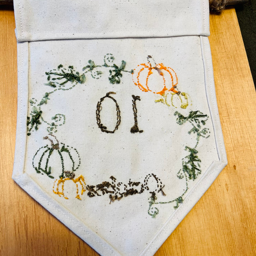 刺繍タペストリー 【季節のタペストリー 10月】 タペストリー