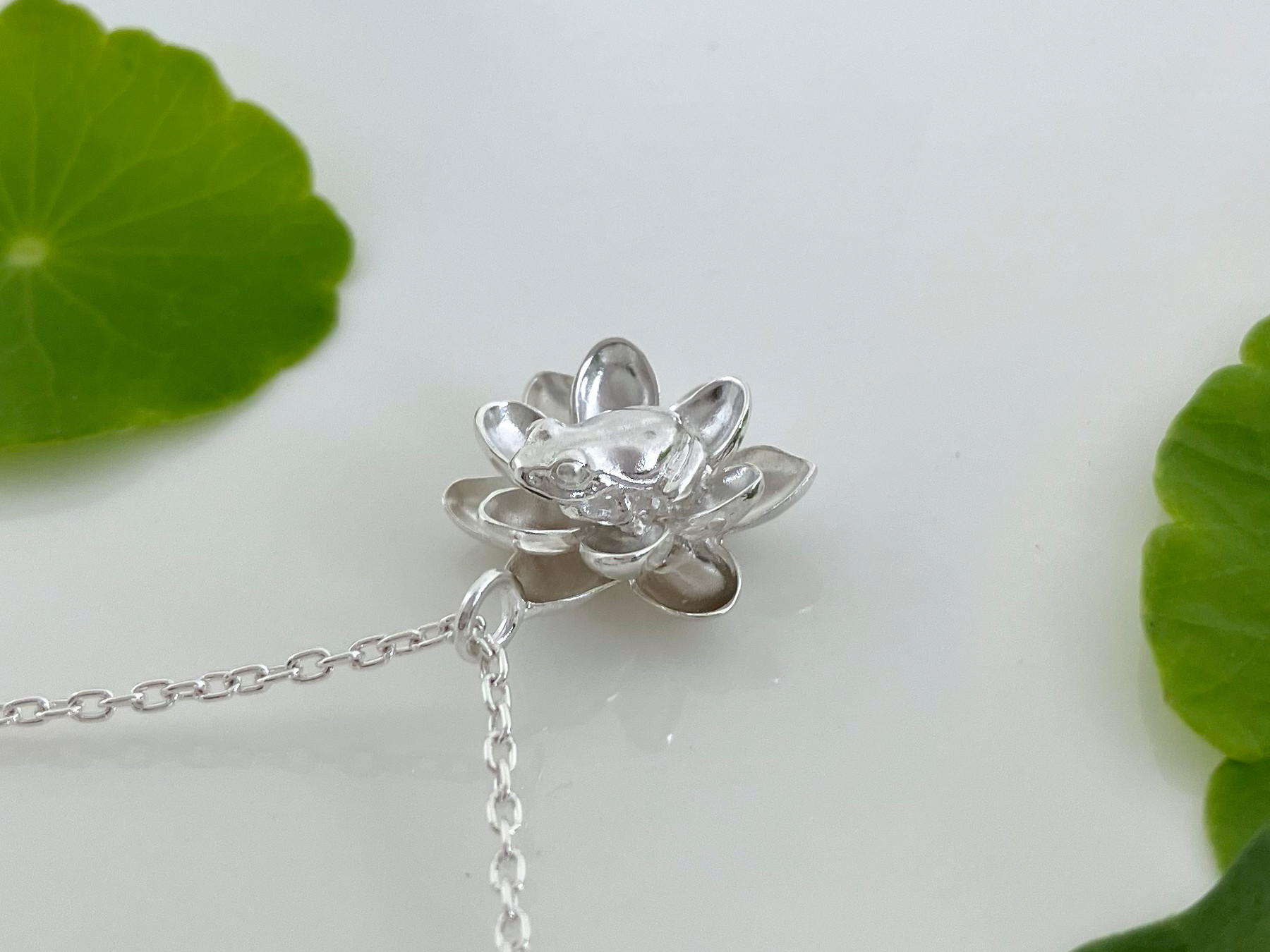 小さなカエルと蓮の花のペンダント