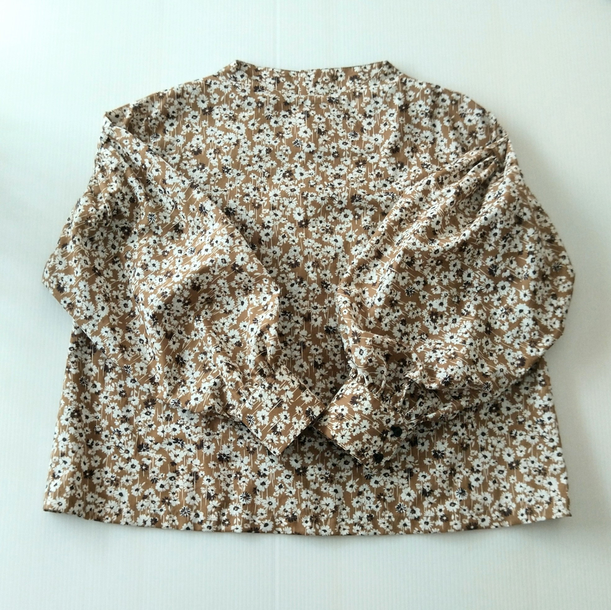 【送料無料】茶系花柄綿ローンのボトルネックパフ袖ブラウス