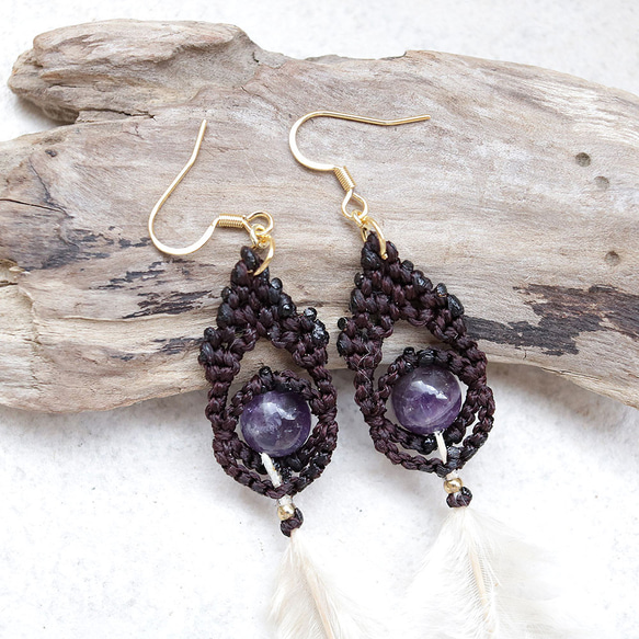 フェザーとアメジスト天然石マクラメピアスmacp102羽、軽やかに揺れるアレルギーフリーのエスニックアクセサリー 3枚目の画像