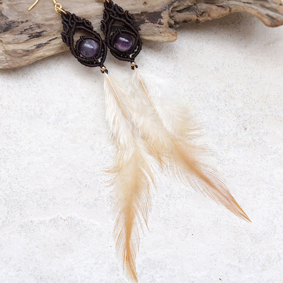フェザーとアメジスト天然石マクラメピアスmacp102羽、軽やかに揺れるアレルギーフリーのエスニックアクセサリー 4枚目の画像