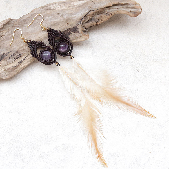 フェザーとアメジスト天然石マクラメピアスmacp102羽、軽やかに揺れるアレルギーフリーのエスニックアクセサリー 1枚目の画像