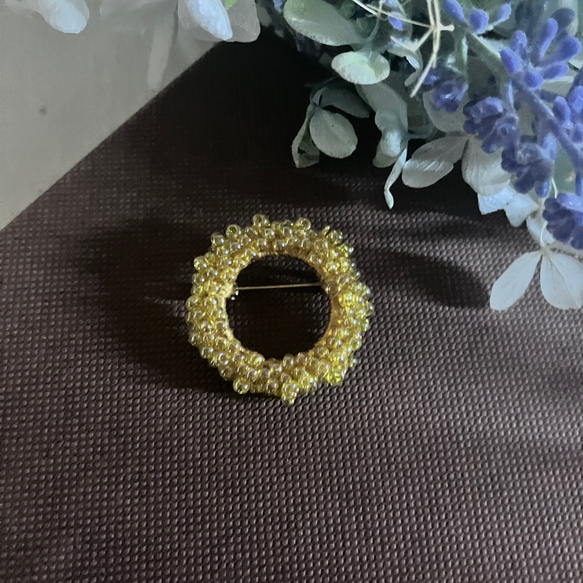 絹糸とチェコビーズのブローチ　キンモクセイ　小a    beaded circle brooch　 1枚目の画像