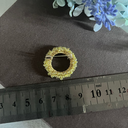 絹糸とチェコビーズのブローチ　キンモクセイ　小a    beaded circle brooch　 5枚目の画像