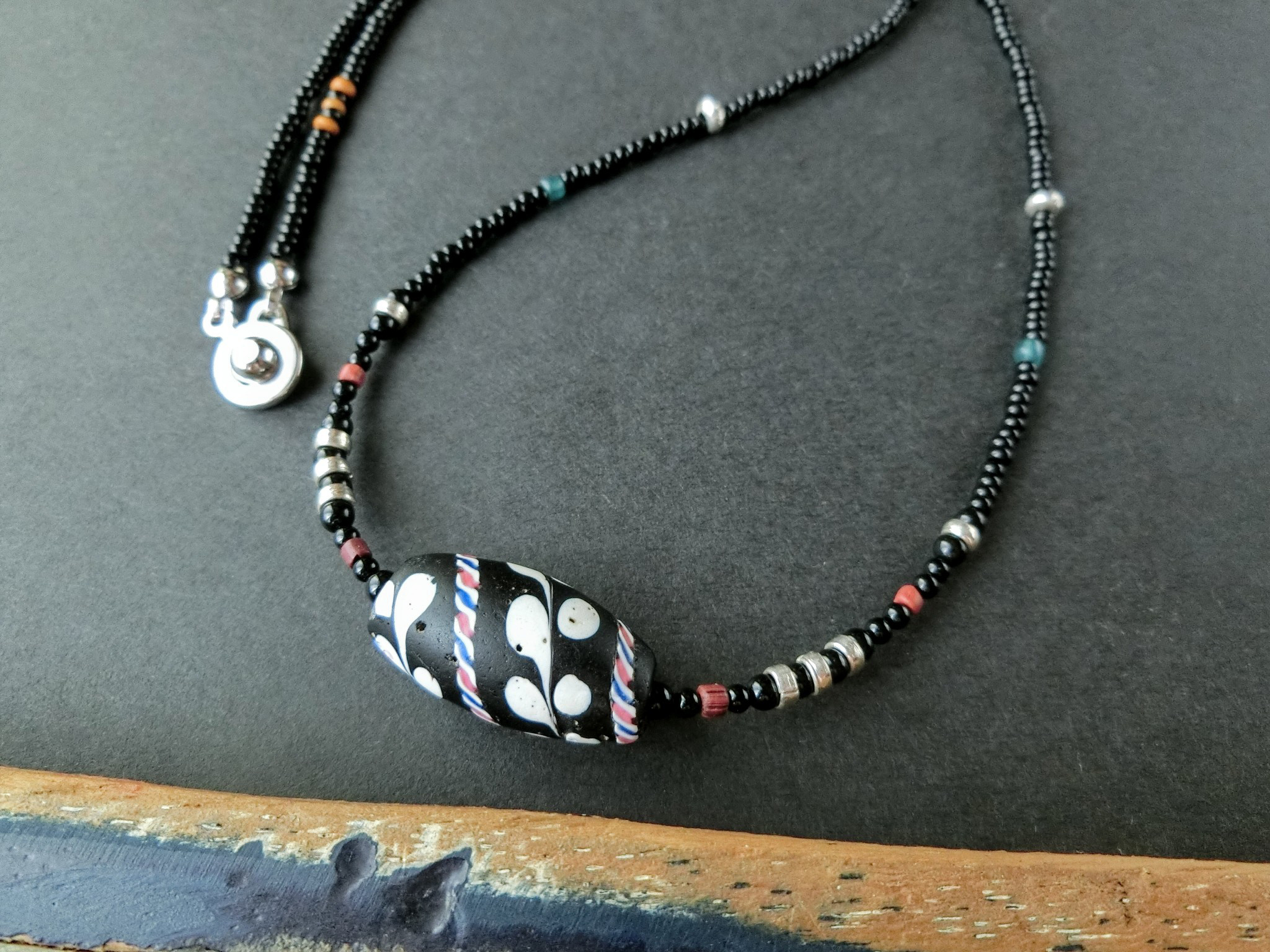 *Queen*ルイスアンドクラークとインドパシフィックビーズ、カレンシルバーのロングネックレス