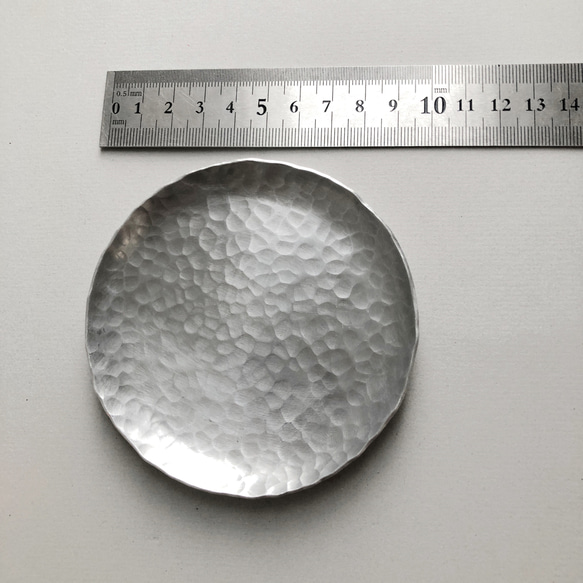 槌目模様のアルミ満月皿 6枚目の画像