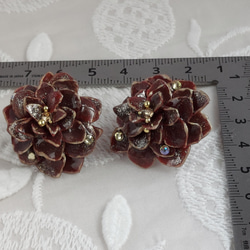 チョコレートカラー　お花のイヤリング 　 ラインストーン 3枚目の画像