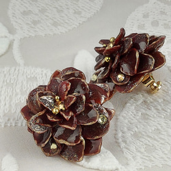 チョコレートカラー　お花のイヤリング 　 ラインストーン 4枚目の画像