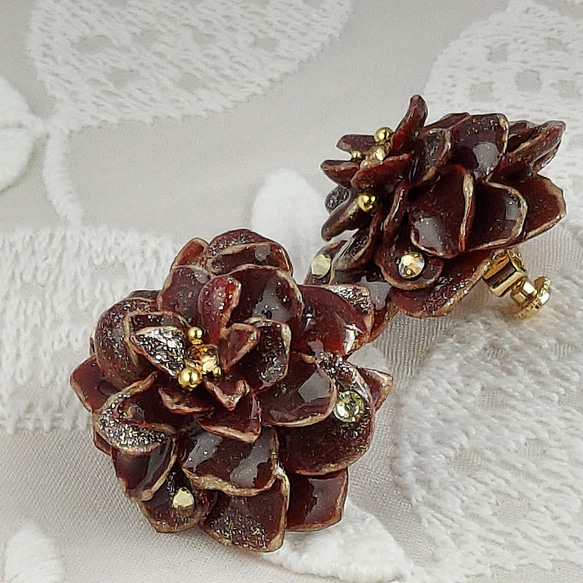 チョコレートカラー　お花のイヤリング 　 ラインストーン 4枚目の画像