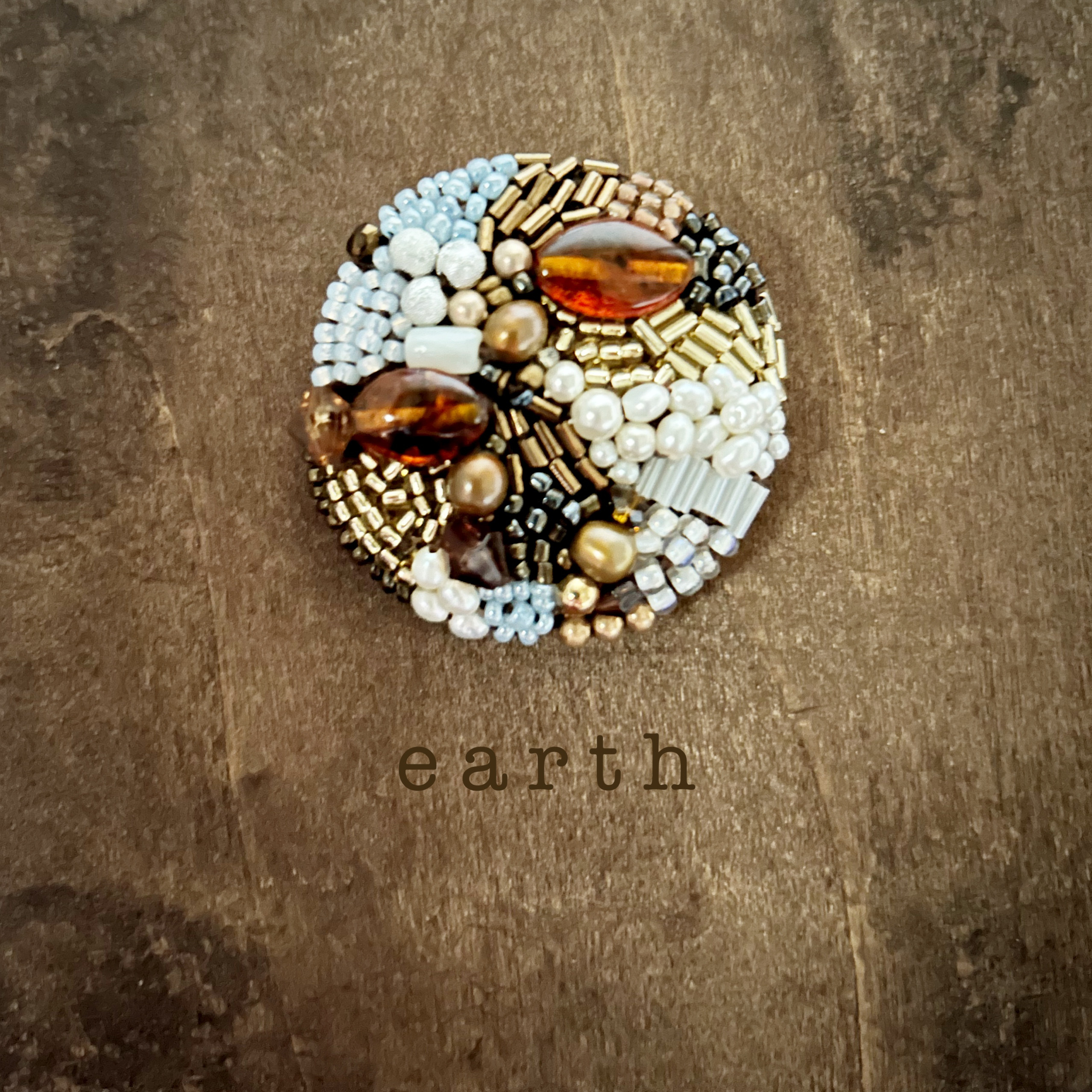 【送料無料】creema限定 1点もの ビーズ刺繍ブローチ・earth