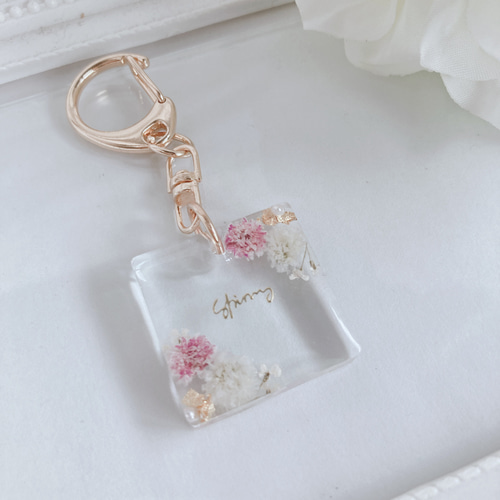 名入れ・文字入れ◎ クリア×かすみ草 スクエアチャーム キーホルダー