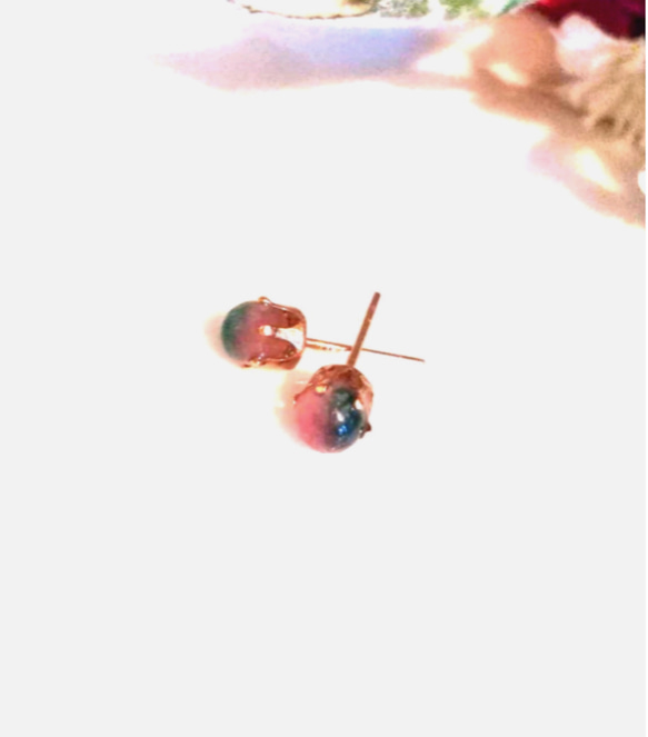 天然石花翡翠の普段使い出来る小さなピアスp93 2枚目の画像
