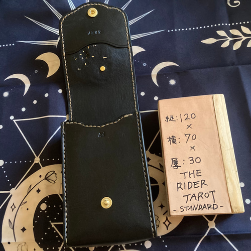 月のカービングと星のスタッズ ライダータロットカードケース