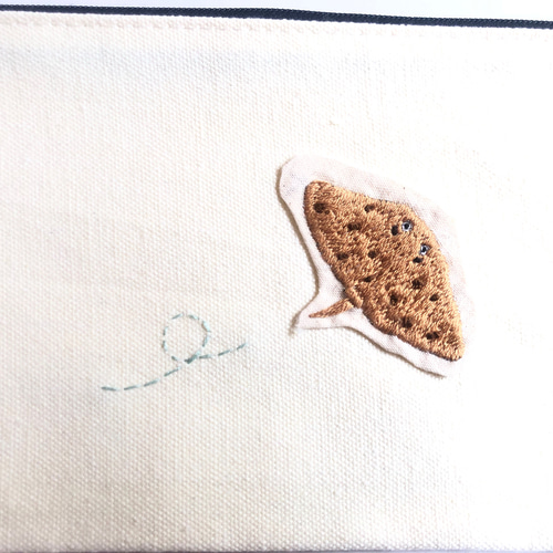 手縫い刺繍 エイのポーチ ポーチ mushizakana 通販 16644871｜Creema