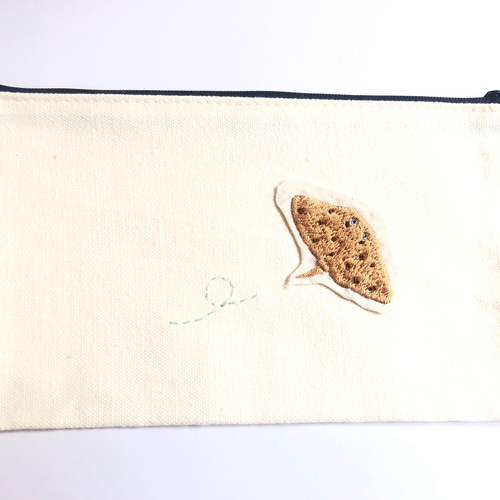 手縫い刺繍 エイのポーチ ポーチ mushizakana 通販 16644871｜Creema