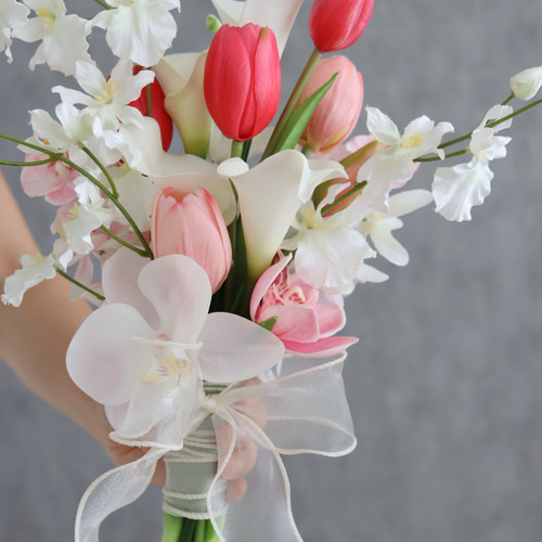 ウエディングブーケ　アーティフィシャルフラワー　チューリップ　韓国　ピンク ピンクチューリップとスイトピーのウェディングブーケ＆ブートニア