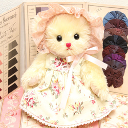 ピンクベージュのふわふわモヘア製♡アンティーク素材のドレスを着た