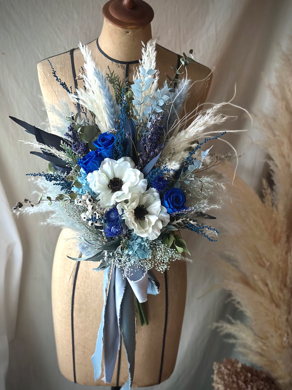アネモネとローズブーケ　blue＆white／ カラー調整可　ウエディングブーケ・スワッグ・花束 1枚目の画像
