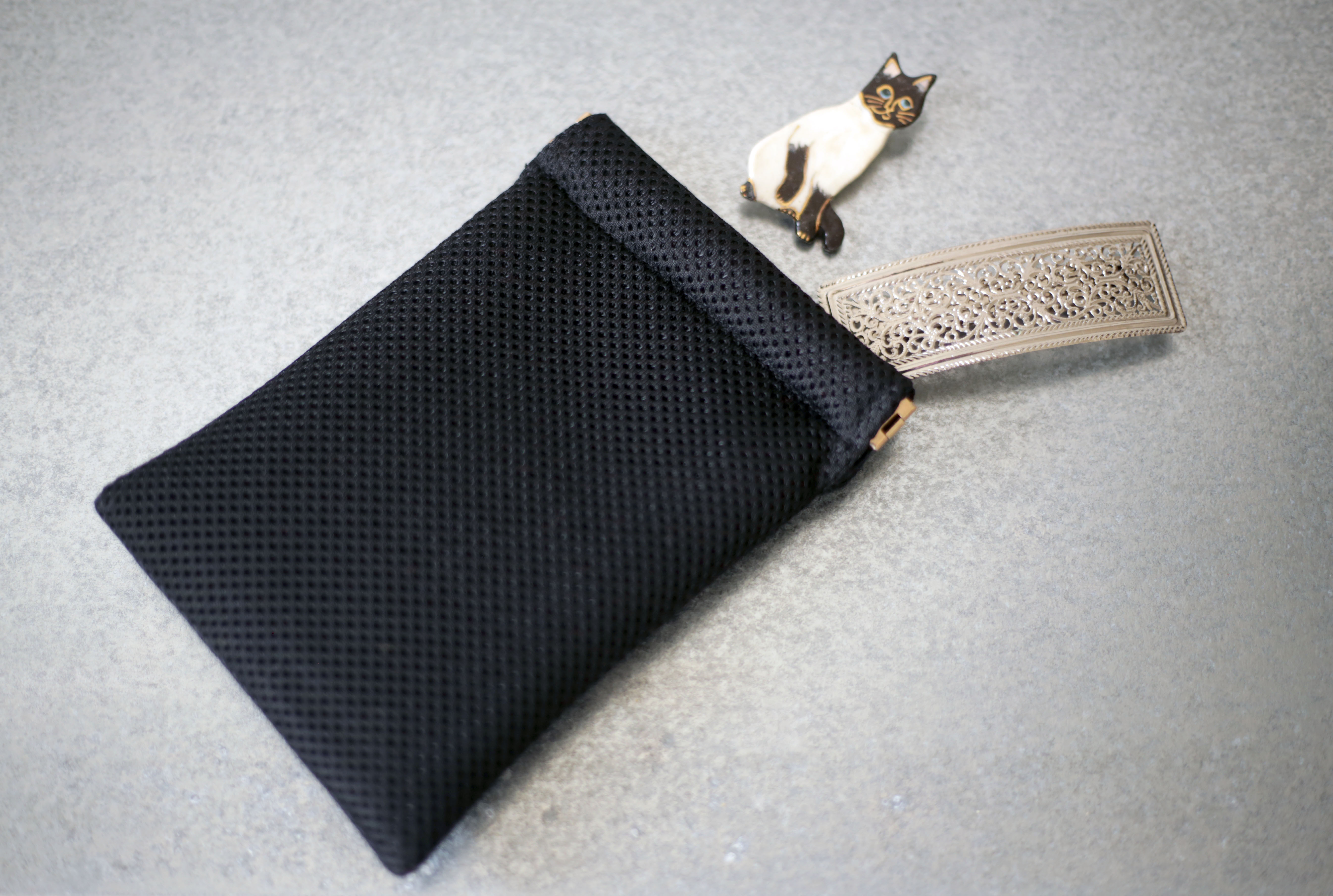 ダブルラッセルメッシュ バネ口金ポーチ ブラック 黒 モノトーン