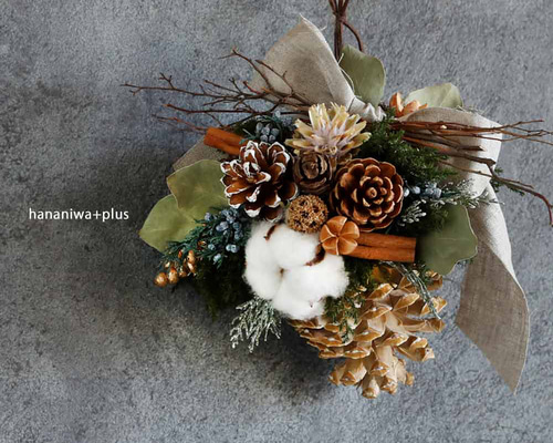 2023年新作」大きなマツカサに実ものタップリ！森の香りに癒されて