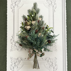 壁、玄関ドアに飾る”クリスマスツリー” 花材はアーティフィシャル