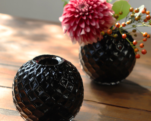 アンティーク　黒色ガラス　一輪挿し　ブラック 7e9dbe818b89ed21e161a60bdb890a