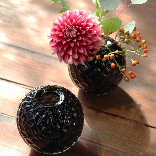 新色「Frutta一輪挿し（ブラックダリア）」ハロウィンディスプレイ