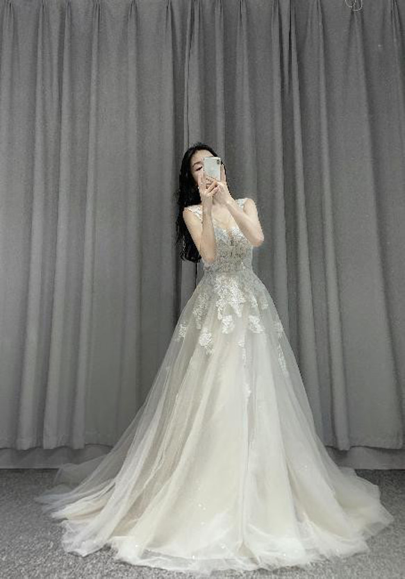 オフホワイト 可愛いワンピース vネック 繊細な花レース ロング  