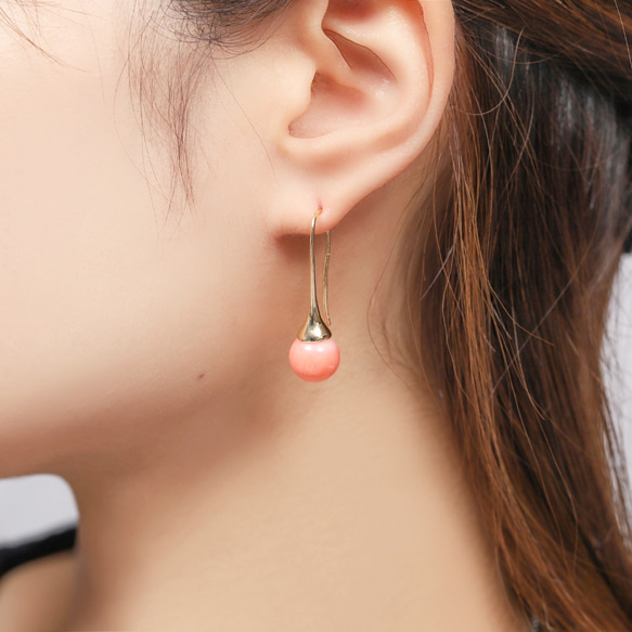 ピンクオレンジコーラル トライアングルフードゴールドロングフックピアス 珊瑚【14kgf】金属アレルギー対応 秋冬 ピアス（フック・チェーン