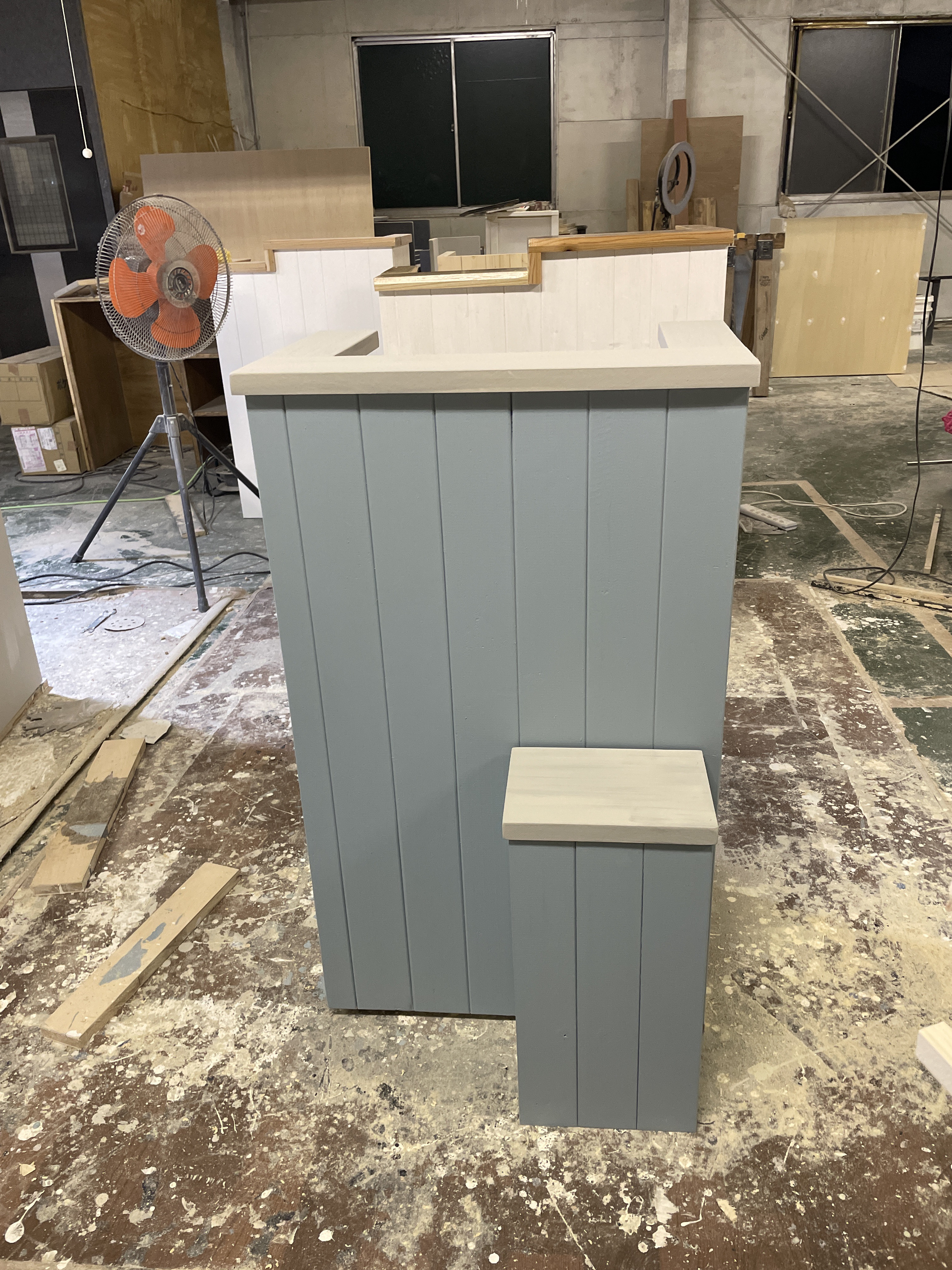 荷物置き台付きレジカウンター　受付カウンター