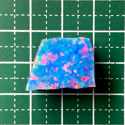 　《人工オパール》(ネオンオパール) 原石 ライトブルー/赤斑 6.0g (樹脂含侵) 4枚目の画像