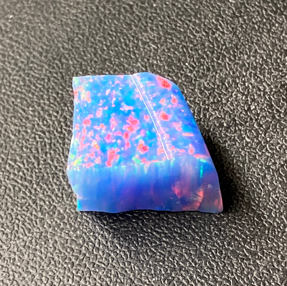 　《人工オパール》(ネオンオパール) 原石 ライトブルー/赤斑 6.0g (樹脂含侵) 2枚目の画像