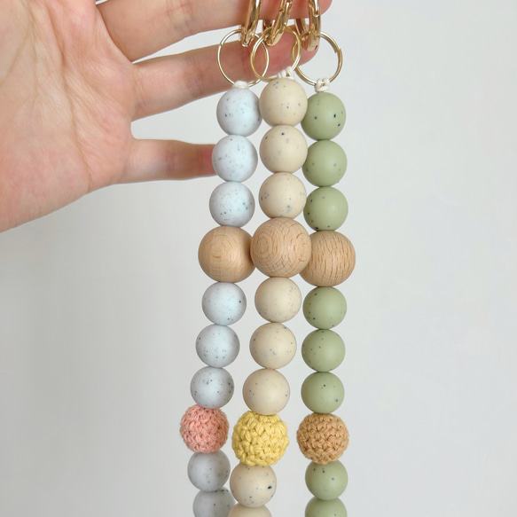 バッグチャーム　選べるカラー　キーホルダー　ウッドビーズ　ママ向け　キーチャーム　大人可愛い　ストラップ　お洒落 15枚目の画像