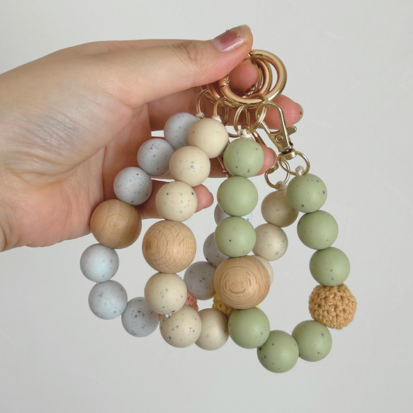 バッグチャーム　選べるカラー　キーホルダー　ウッドビーズ　ママ向け　キーチャーム　大人可愛い　ストラップ　お洒落 2枚目の画像
