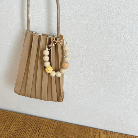 バッグチャーム　選べるカラー　キーホルダー　ウッドビーズ　ママ向け　キーチャーム　大人可愛い　ストラップ　お洒落 7枚目の画像