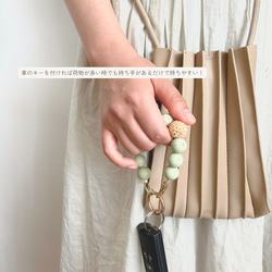バッグチャーム　選べるカラー　キーホルダー　ウッドビーズ　ママ向け　キーチャーム　大人可愛い　ストラップ　お洒落 9枚目の画像
