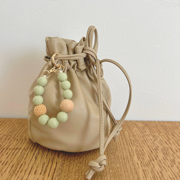 バッグチャーム　選べるカラー　キーホルダー　ウッドビーズ　ママ向け　キーチャーム　大人可愛い　ストラップ　お洒落 14枚目の画像