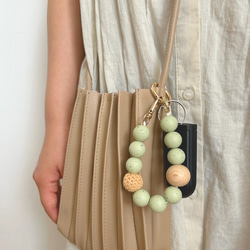 バッグチャーム　選べるカラー　キーホルダー　ウッドビーズ　ママ向け　キーチャーム　大人可愛い　ストラップ　お洒落 11枚目の画像