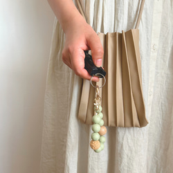 バッグチャーム　選べるカラー　キーホルダー　ウッドビーズ　ママ向け　キーチャーム　大人可愛い　ストラップ　お洒落 10枚目の画像