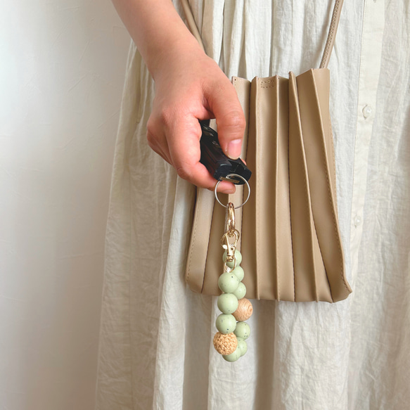 バッグチャーム　選べるカラー　キーホルダー　ウッドビーズ　ママ向け　キーチャーム　大人可愛い　ストラップ　お洒落 10枚目の画像