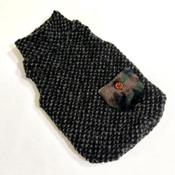 犬服　ウール混ラッセルニット生地のポケット付きハイネックタンクトップ（黒グレー色） 3枚目の画像