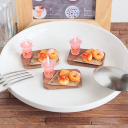 ピングレジュースとパンケーキとドーナツと食パンの置き物 1枚目の画像