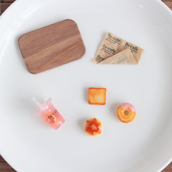 ピングレジュースとパンケーキとドーナツと食パンの置き物 4枚目の画像