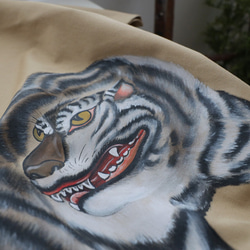 母の日ＳＡＬＥ　手描き和画衣　贅沢 一枚布　ワンピース　見返る白虎図　虎 トラ　縁起　和装　ゆったり　F54B 4枚目の画像
