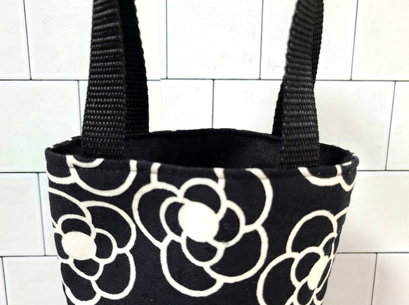 ハンドメイド　持ち手つき水筒入れカバー　ペットボトルカバー　カメリア柄　マグボトル入れカバー　ペットボトルホルダー 人気・おすすめ｜使いやすい・旅行におすすめ 品質保証 全国発送 日本国内発送・最短翌日お届け