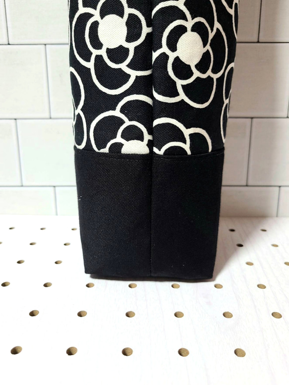 ハンドメイド　持ち手つき水筒入れカバー　ペットボトルカバー　カメリア柄　マグボトル入れカバー　ペットボトルホルダー 人気・おすすめ｜使いやすい・旅行におすすめ 品質保証 全国発送 日本国内発送・最短翌日お届け