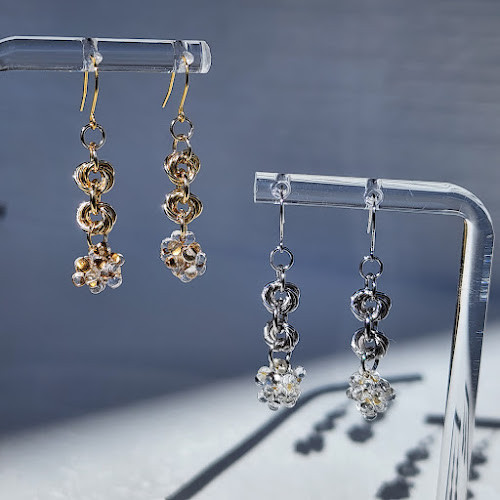 メビウスボールとファルファーレビーズボールのピアス ピアス（フック