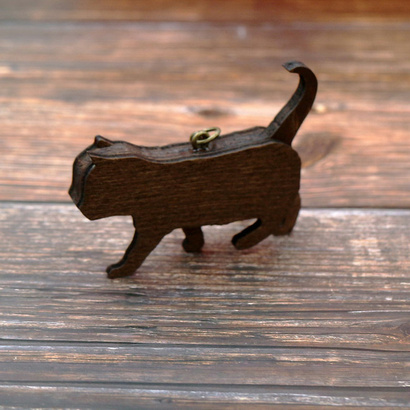 【受注制作】 オリジナル天然木キーホルダー アンティーク調 歩く子猫A 3枚目の画像